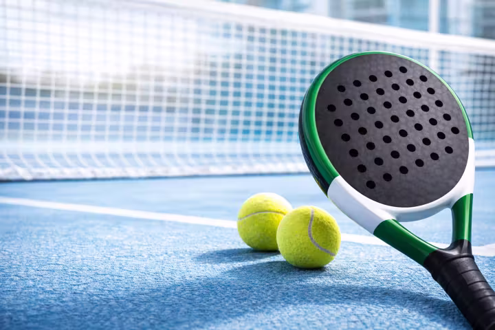 Racchette padel su campo da gioco — confronto e test 2026